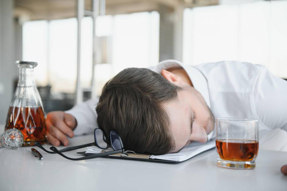 Delirium alkoholowe: Dlaczego domowe metody leczenia mogą być niebezpieczne?