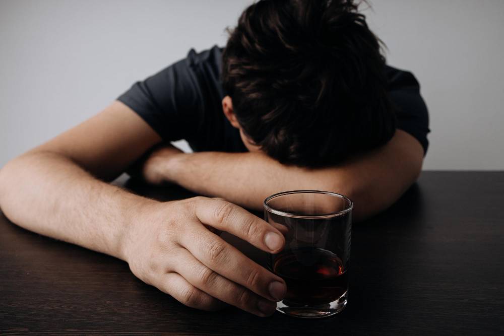 Dlaczego alkoholik kłamie: konflikt wewnętrzny